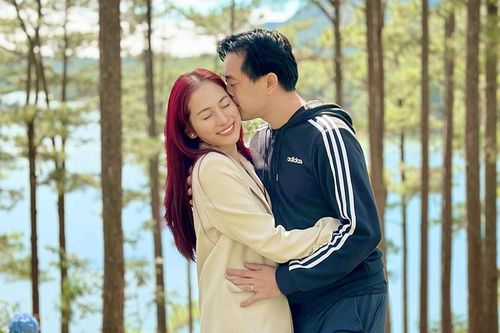 Vợ chồng Dương Khắc Linh - Sara Lưu 'trốn con' đón Noel tại Đà Lạt