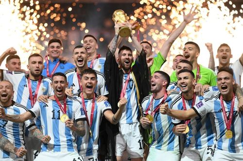 Áo choàng của Messi được hỏi mua với giá hơn 23 tỷ đồng