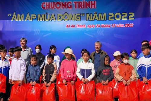 Nhiều phần quà được trao tặng trong chương trình' Ấm áp mùa đông' năm 2022