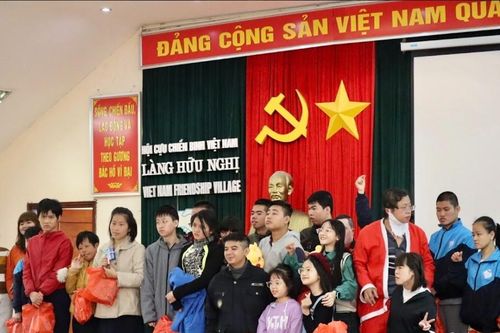 Hà Nội: Noel ấm tình người của Câu lạc bộ thiện nguyện Hướng Tâm – Chirity Star