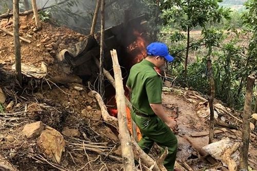'Vàng tặc' đào hố cất giấu máy móc tại mỏ vàng Bồng Miêu
