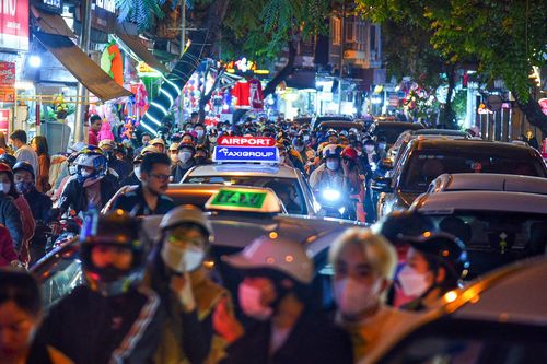 Đường Hà Nội ùn tắc 'không lối thoát' trong đêm Giáng sinh