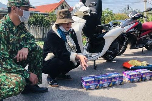 Bắt đối tượng vận chuyển pháo lậu xuyên biên giới