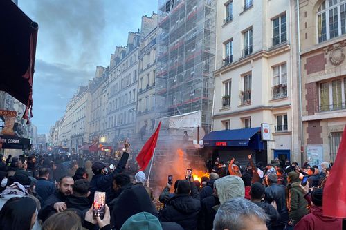 Cảnh sát xịt hơi cay vào đám đông biểu tình ở Paris