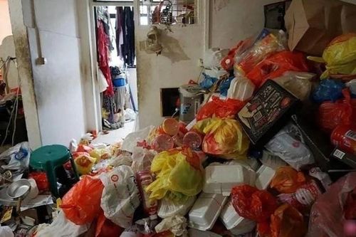 Căn hộ đầy rác của người đàn ông 2 tháng không ra khỏi nhà