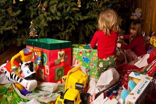 Hai đứa trẻ trốn mẹ, khui quà Noel
