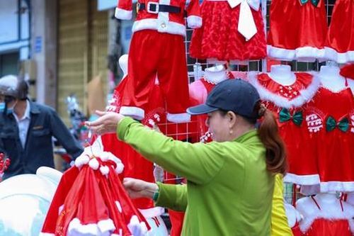 Bạn trẻ nhộn nhịp mua sắm ngày Noel