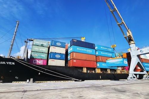 Lần đầu tiên mở tuyến dịch vụ vận tải container nội địa đến cảng Chân Mây