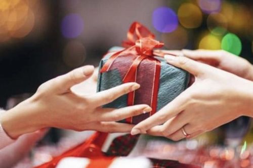 Tặng quà Tết cho lãnh đạo và những 'viên đạn bọc đường'