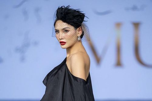 Võ Hoàng Yến sang trọng, quyến rũ diện váy lụa lệch vai