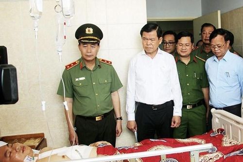 Lãnh đạo Bộ Công an, tỉnh Đồng Nai thăm hỏi đại úy bị thương khi làm nhiệm vụ