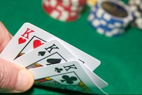 Bắt quả tang Trạm trưởng Y tế đang 'sát phạt' tại sới bạc