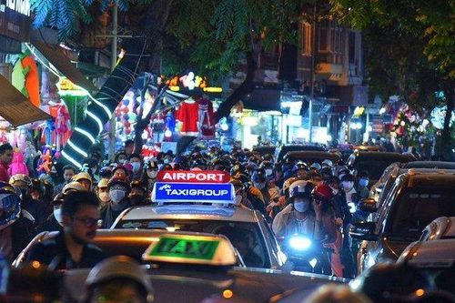 Đêm Noel 'chật như nêm', Hà Nội ùn tắc khắp các tuyến phố cổ