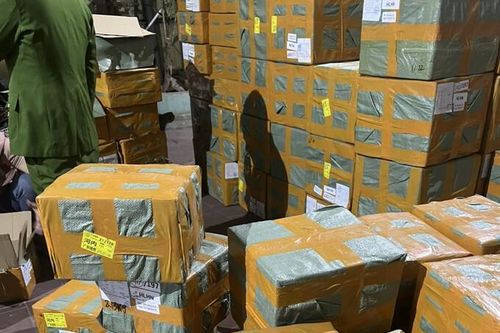 Tạm giữ gần 9.000 sản phẩm máy hút thuốc lá điện tử nghi nhập lậu