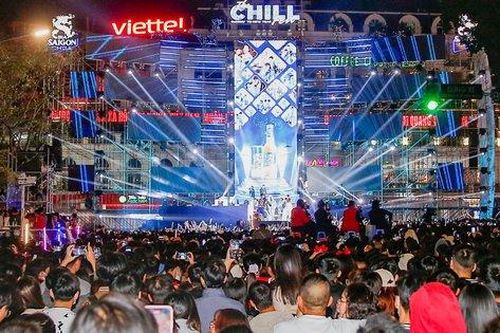 Rực rỡ sắc màu đêm Giáng sinh khắp nơi trên cả nước
