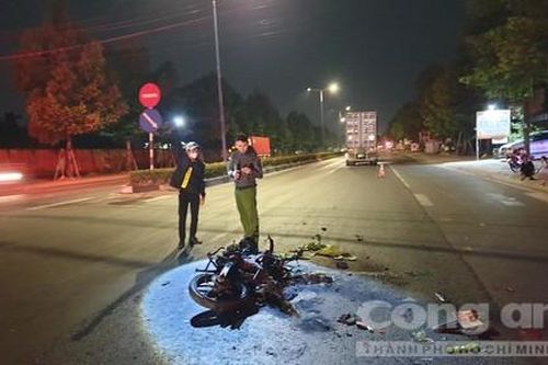 Xe máy cháy rụi sau va chạm, thanh niên nhập viện trước ngày đám cưới