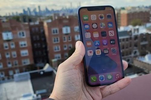Một chiếc iPhone 12 Pro đã 'sống sót' thần kì sau khi rơi từ tầng 26 của tòa chung cư