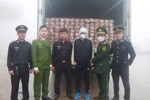 Bắt quả tang đối tượng dùng hộc tự chế dưới xe tải để cất giấu hơn 1 tạ pháo