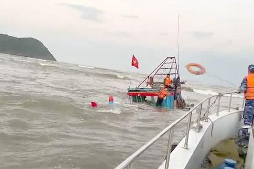 Hà Tĩnh: Cứu thành công 2 thuyền viên bị sóng đánh chìm trên biển