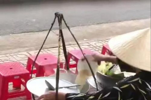 Vụ đổ thức ăn thừa vào nồi để bán lại cho khách: UBND phường báo cáo không thể xử lý