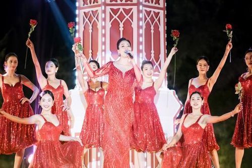 Lân Nhã, Huyền Trang Sao Mai 'hâm nóng' đêm Đông tại bãi biển Trà Cổ