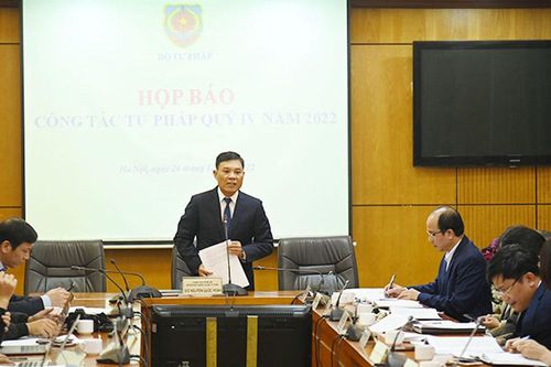Bãi bỏ 37 thủ tục, không yêu cầu người dân xuất trình sổ hộ khẩu, sổ tạm trú giấy