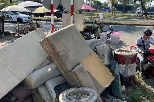 Cuối năm, rác thải cồng kềnh tuồn ra phố
