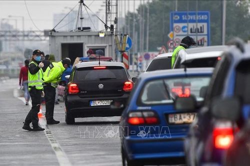 Áo gia hạn kiểm soát biên giới với Slovakia