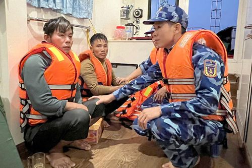 Cứu hộ tàu cá bị sóng đánh chìm trên biển Cửa Hội