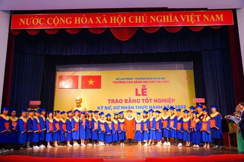 Hơn 600 tân khoa Trường Cao đẳng Đại Việt Sài Gòn nhận bằng tốt nghiệp