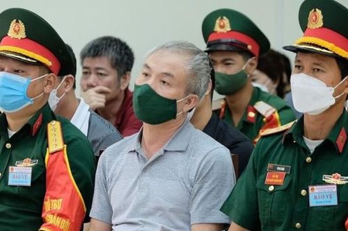 Cựu thiếu tướng bảo kê cho 'trùm' buôn lậu xăng tiếp tục hầu tòa