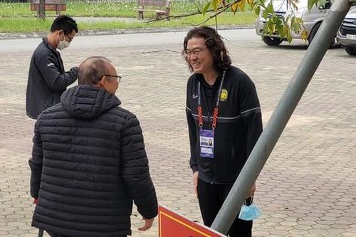 CĐV Malaysia thích thú với hình ảnh HLV Kim và HLV Park thân thiết trước đại chiến
