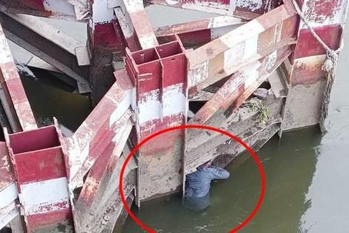 Giải cứu nam thanh niên nhảy sông Sài Gòn
