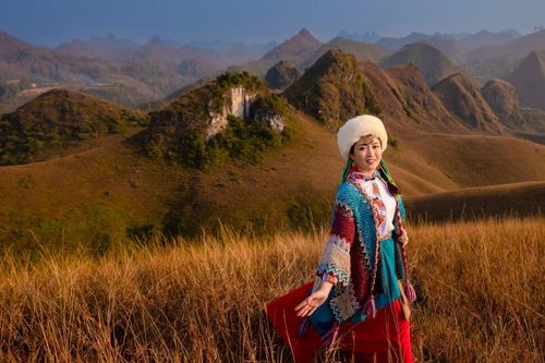 Đồi cỏ cháy mênh mông đẹp như phim, thu hút du khách tại Cao Bằng