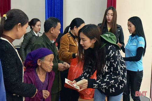 11 hoa hậu, á hậu mang 'Tết hạnh phúc' đến với người nghèo Hà Tĩnh