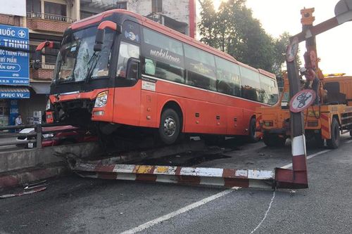 Xe khách mất lái 'vắt vẻo' ở lan can hầm chui, hành khách hoảng loạn