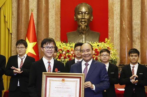 Hình ảnh Chủ tịch nước gặp mặt học sinh đoạt giải các cuộc thi quốc tế