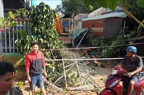 Điều tra vụ việc dùng xe cuốc phá sập 2 nhà dân