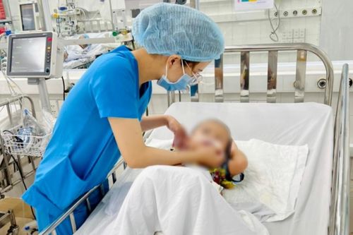 Nỗ lực giành giật sự sống cho bé 3 tuổi mắc cúm B