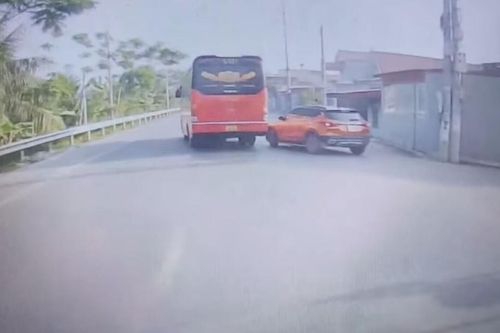 Tài xế xe khách và cú đánh lái 'thần sầu' thoát cảnh tai nạn giao thông liên hoàn