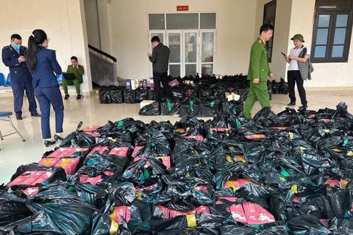 Thu giữ trên 2000 chai rượu ngoại nhập lậu vận chuyển trên xe thư báo