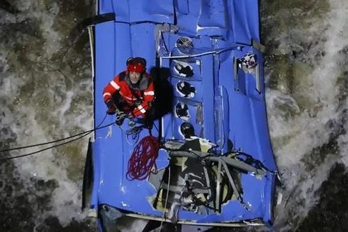 Xe buýt lao xuống sông đêm giáng sinh, 6 người thiệt mạng