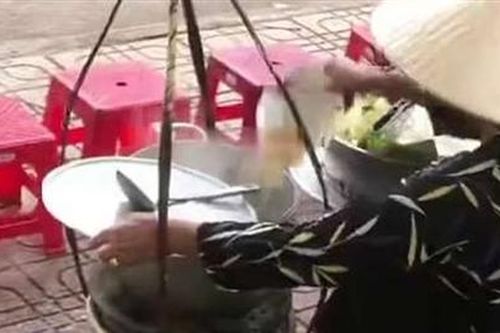 Xử phạt người bán bún đổ thức ăn thừa vào nồi nước dùng ở Khánh Hòa