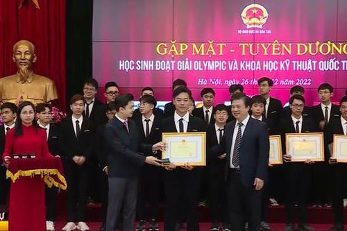 Tuyên dương học sinh đoạt giải Olympic và KHKT quốc tế 2022