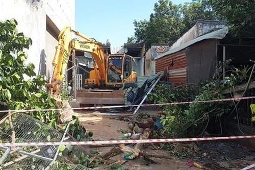 Thanh niên lái máy xúc đập phá hoàn toàn 2 căn nhà cùng nhiều tài sản