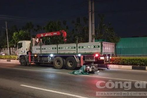 Bình Dương: Xe máy tông đuôi xe tải, người đàn ông tử vong tại chỗ