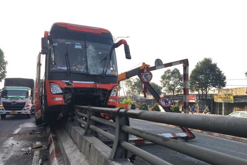 Xe giường nằm tông vào lan can hầm chui ở Đồng Nai