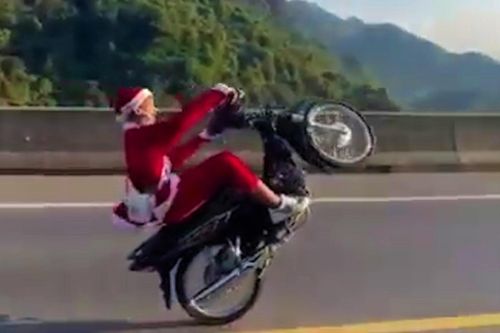 Khởi tố nam thanh niên mặc trang phục ông già Noel bốc đầu xe máy