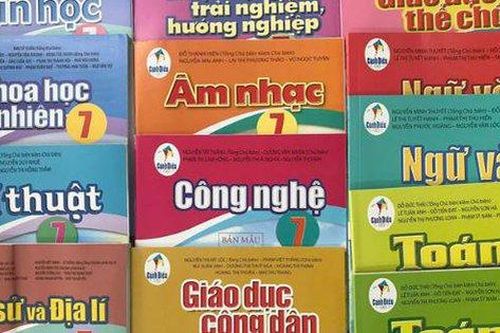 560.912 bản sách giáo khoa Cánh Diều các lớp 3, 7, 10 đã đến tay các em học sinh có hoàn cảnh khó khăn