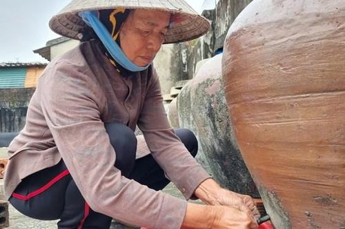 Học làm nước mắm từ năm 8 tuổi, cụ bà 'bỏ túi' hàng trăm triệu mỗi năm
